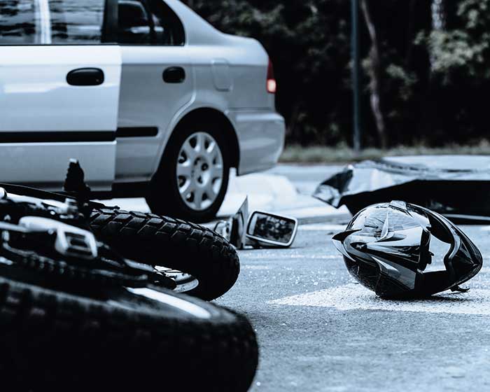 Accidente de motocicleta grave con casco en el suelo